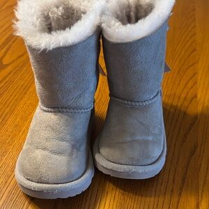 UGG lilac Kids Boots with lighter lilac Fur, lilac bows on back-size 7 toddler.